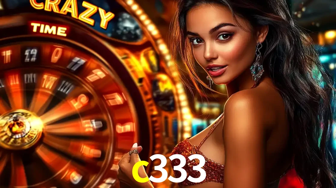 Mulher ao lado da roda de prêmios do jogo de cassino ao vivo Crazy Time, um dos shows de jogos mais emocionantes oferecidos pela plataforma de apostas c333.